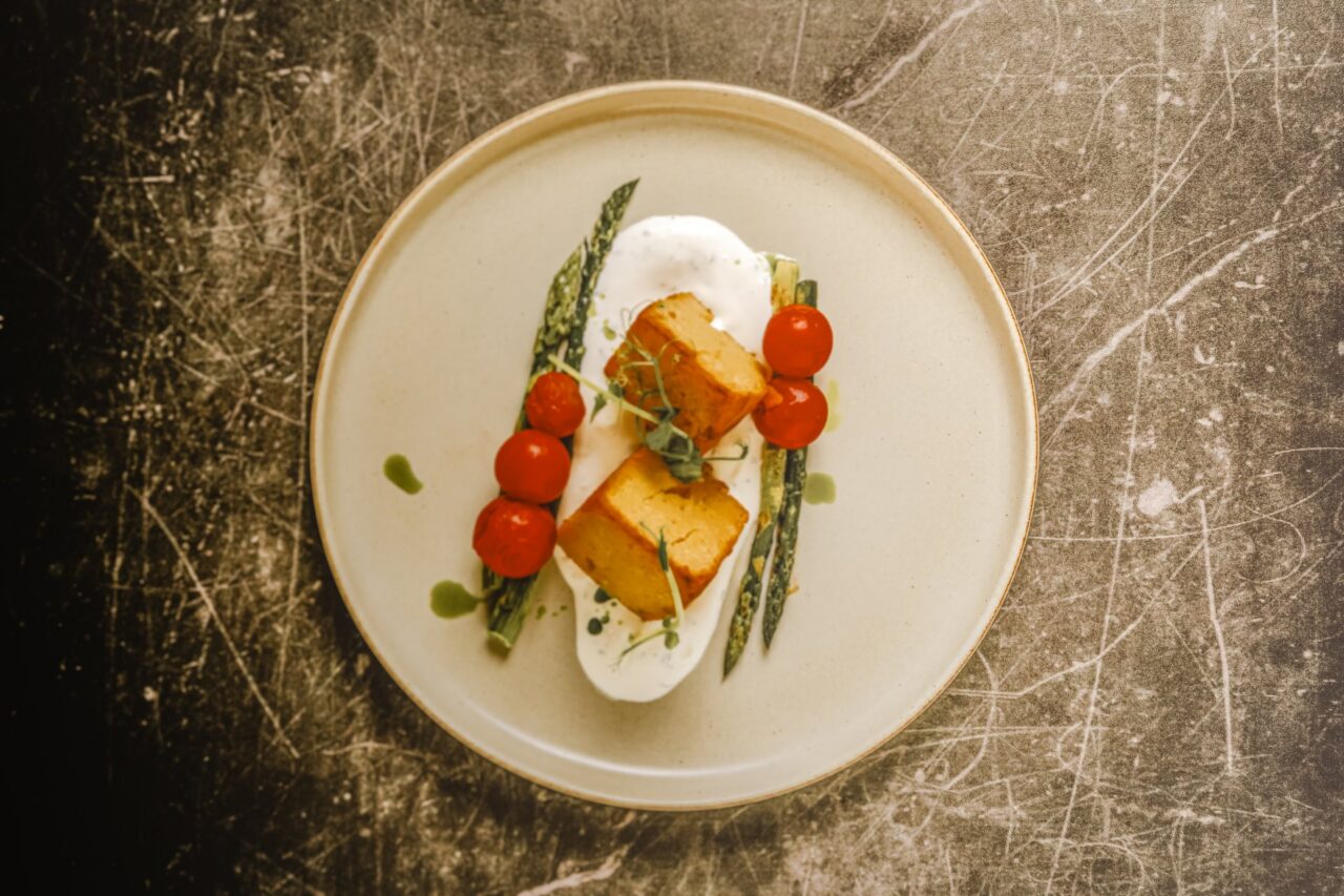 Kartoffel-Gorgonzola-Törtchen mit Joghurtsauce, grüner Spargel, geschmolzene Tomaten im Restaurant DÜNE 48