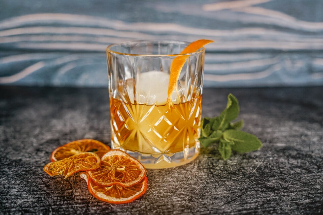 Old Fashioned Cocktail mit Orangenzeste in Günter’s Bar im DAS AHLBECK HOTEL & SPA