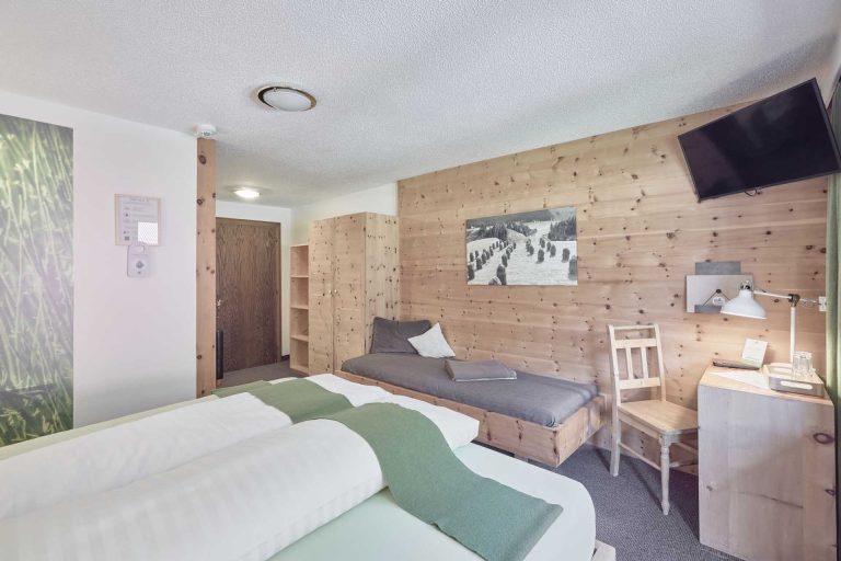 zirben-dreibettzimmer-stillebach-1