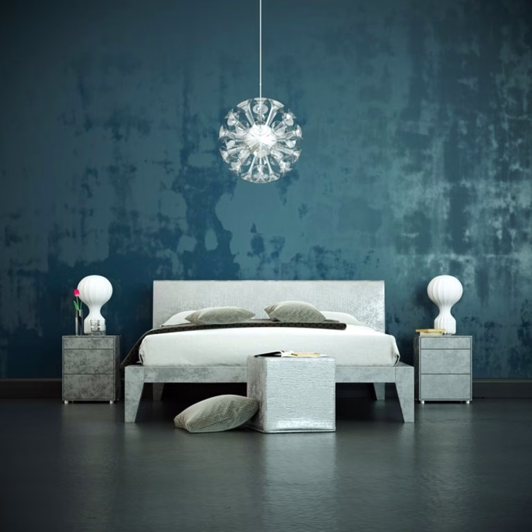 Schlafzimmer vor blauer Wand