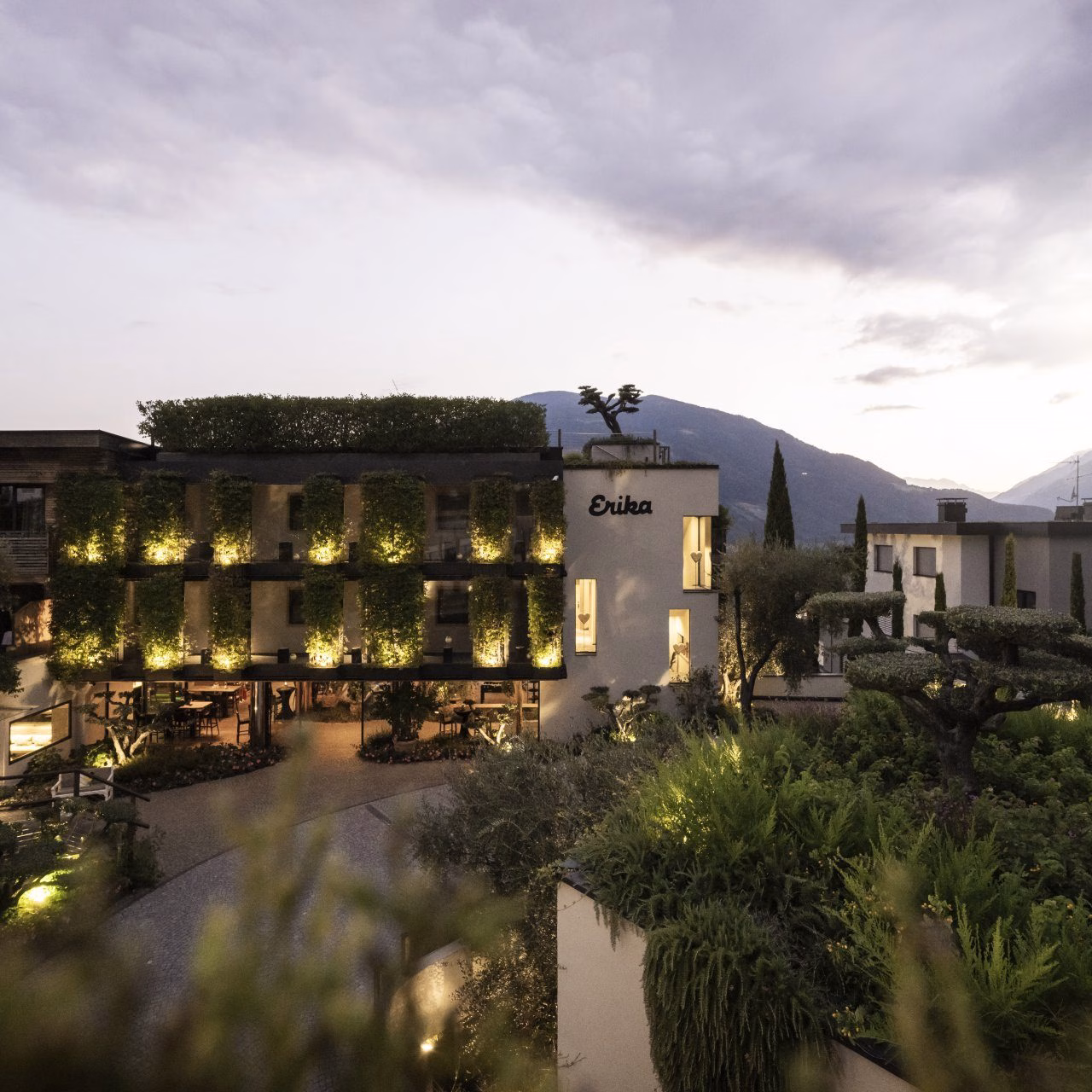 Blick auf das leuchtende Hotel Erika in Dorf Tirol/Südtirol