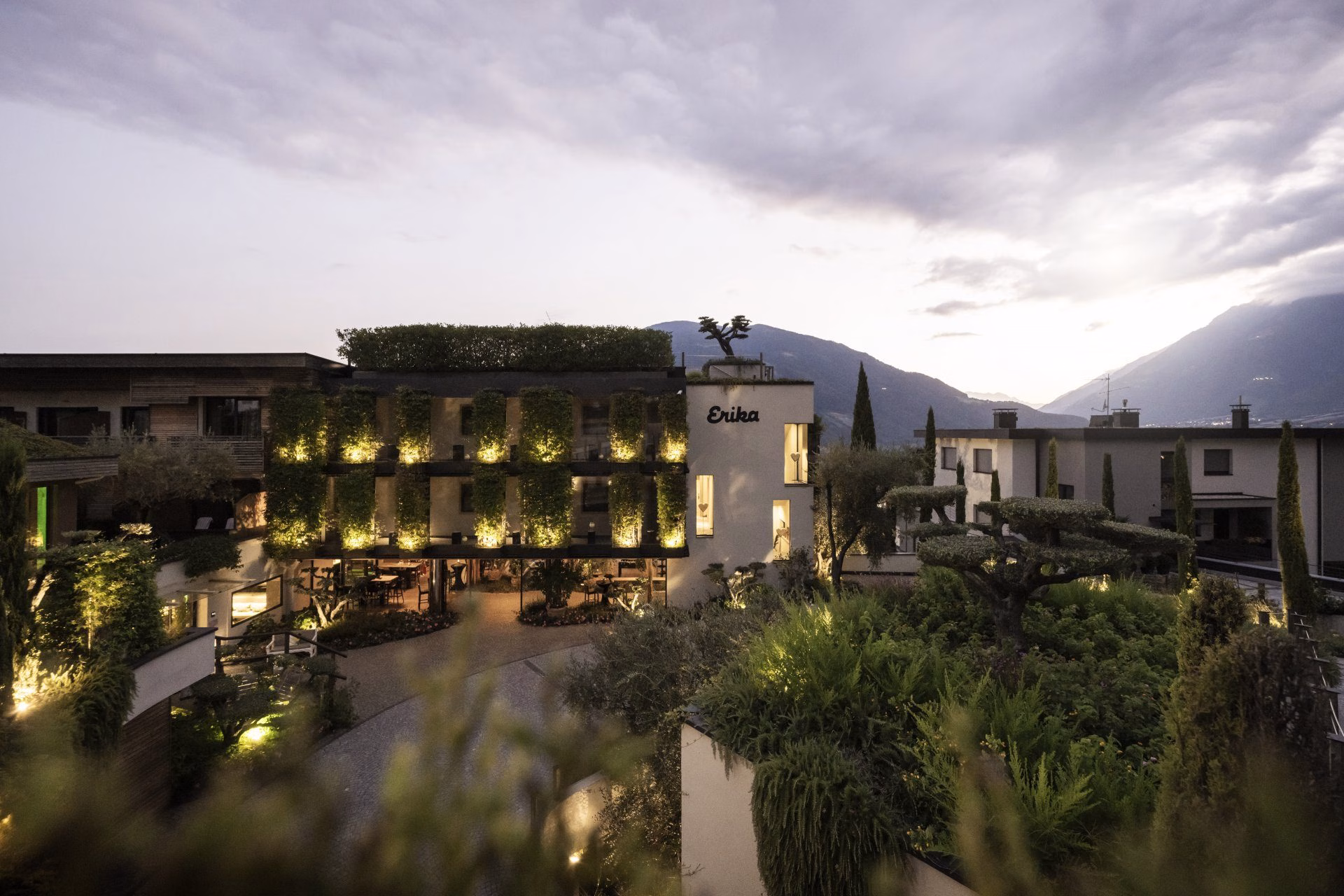 Blick auf das leuchtende Hotel Erika in Dorf Tirol/Südtirol