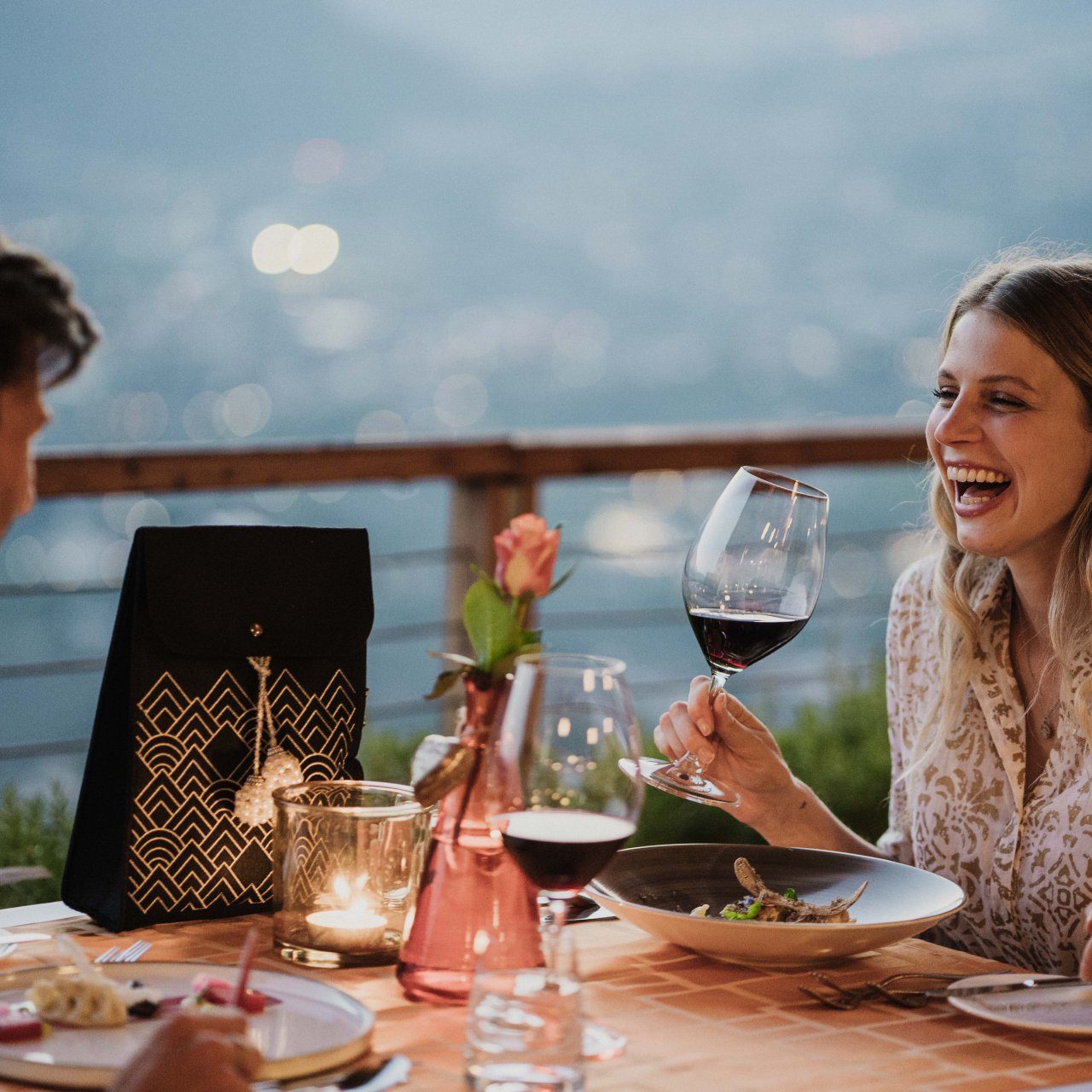 Pärchen sitzt gemeinsam am dekorierten Tisch beim Abendessen mit Panorama