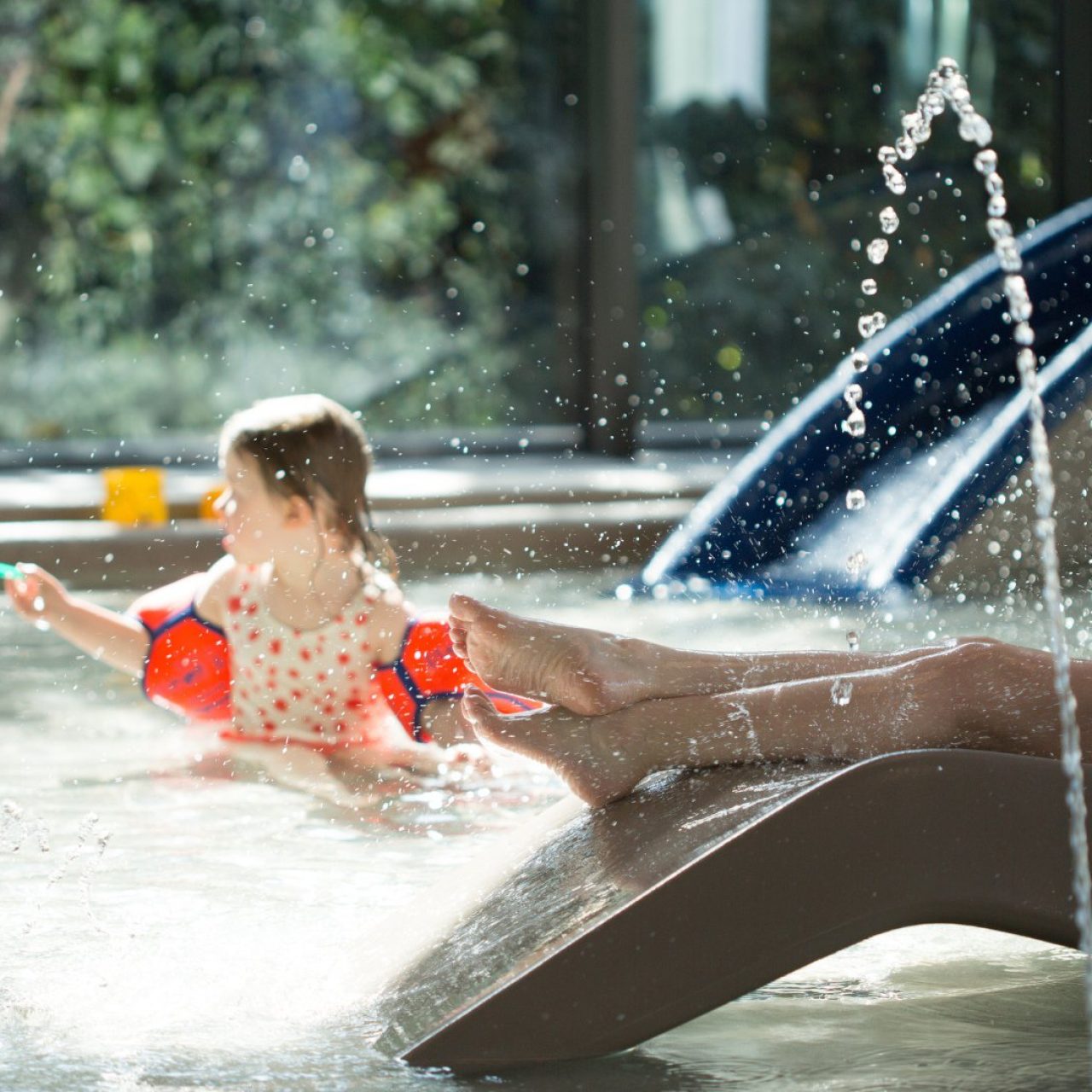 Baby spielt im Erika-Babypool